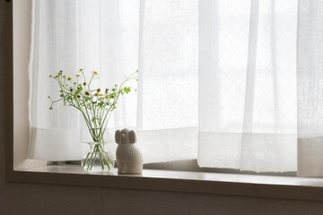 窓際の花と北欧のインテリア