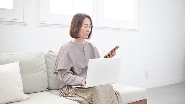 スマホで顔認証や画に向かって話すシニア女性の動画