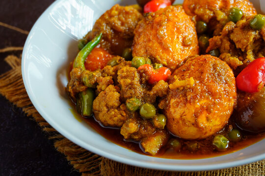Aloo Fulkopi Diye Hansher Dimer Kalia | Bengali Duck Egg Curry with Potato and Cauliflower | Rich Traditional Bengali Home-Style Recipe
