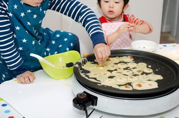 たこ焼を作る子供