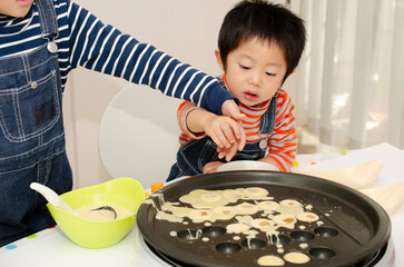 たこ焼を作る子供