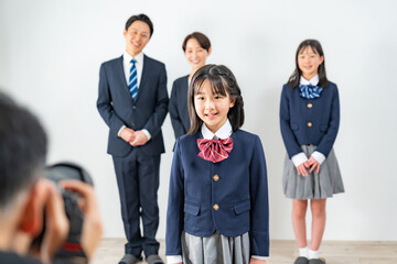 Fototapeta premium 携帯を持つ子供と親子