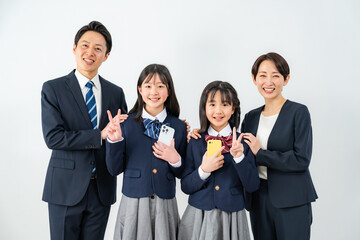 携帯を持つ家族