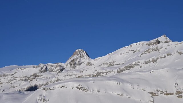 Verschneite Berglandschaft unter klarem blauen Himmel mit strahlender Sonne, Gemmi Pass, Leukerbad, Leuk, Wallis, Schweiz, Europa
