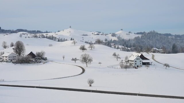 Verschneite Landschaft mit sanften H&uuml;geln, Landstrasse und vereinzelt stehenden H&auml;usern in ruhiger Winteratmosph&auml;re, Sch&ouml;ningen, Z&uuml;rich, Kanton Z&uuml;rich, Schweiz, Europa 