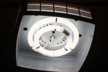 蛍光灯を点灯させた室内照明