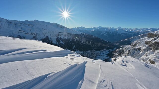 Verschneite Berglandschaft unter klarem blauen Himmel mit strahlender Sonne, Gemmi Pass, Leukerbad, Leuk, Wallis, Schweiz, Europa