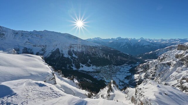 Verschneite Berglandschaft unter klarem blauen Himmel mit strahlender Sonne, Gemmi Pass, Leukerbad, Leuk, Wallis, Schweiz, Europa