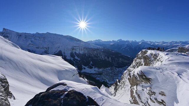 Verschneite Berglandschaft unter klarem blauen Himmel mit strahlender Sonne, Gemmi Pass, Leukerbad, Leuk, Wallis, Schweiz, Europa