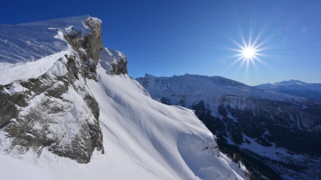 Verschneite Berglandschaft unter klarem blauen Himmel mit strahlender Sonne, Gemmi Pass, Leukerbad, Leuk, Wallis, Schweiz, Europa