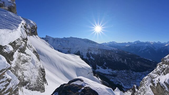 Verschneite Berglandschaft unter klarem blauen Himmel mit strahlender Sonne, Gemmi Pass, Leukerbad, Leuk, Wallis, Schweiz, Europa