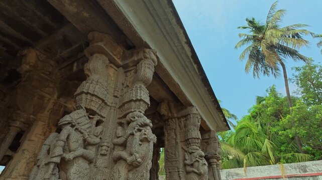 Thirukalukundram is known for the Vedagiriswarar temple complex, popularly known as Kazhugu koil (Eagle temple). This temple consists of two structures, one at foot-hill and the other at top-hill.