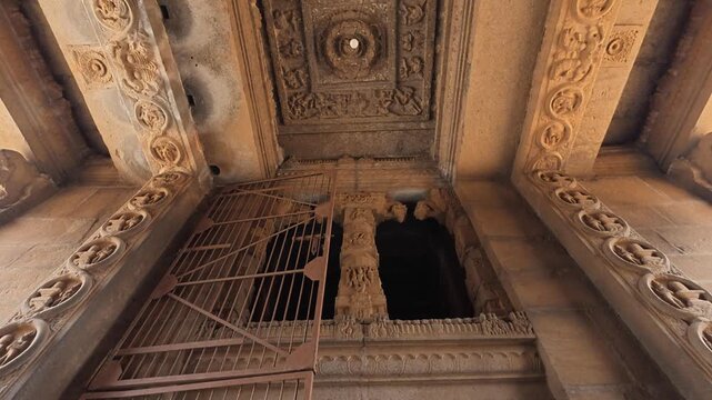 Thirukalukundram is known for the Vedagiriswarar temple complex, popularly known as Kazhugu koil (Eagle temple). This temple consists of two structures, one at foot-hill and the other at top-hill.