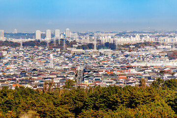 Naklejka premium 鎌倉の紅葉した山から望むと住宅街の風景