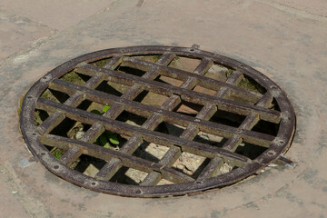 Metallgitter eines alten Kanaldeckels