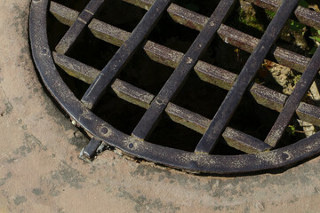 Metallgitter eines alten Kanaldeckels