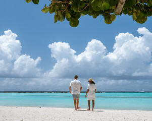 Obraz premium Romantic stroll along the pristine shores of Baby Beach in Aruba under a gorgeous blue sky