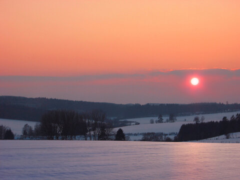 Coucher de soleil sur un champ d eneige pr&egrave;s de Clervaux en f&eacute;vrier 2005.