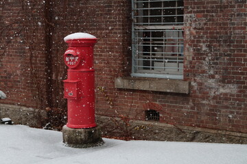 雪の赤い郵便ポスト