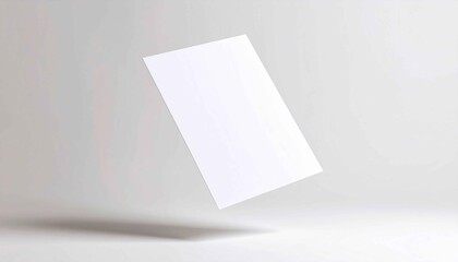 空中にふわりと浮かぶ一枚の白い紙。可能性や始まり、自由な発想を象徴するミニマルなビジュアル。アイデア、デザイン、コンセプト背景として幅広く使える素材。