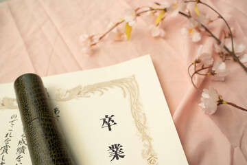 桜の花と卒業証書