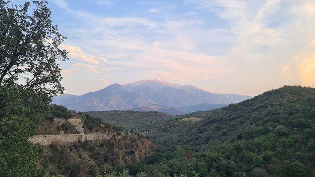 La montagne du Canigou vue depuis la vall&eacute;e de Castellane