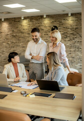 Obraz premium Team collaboration in a modern office setting during a productive meeting