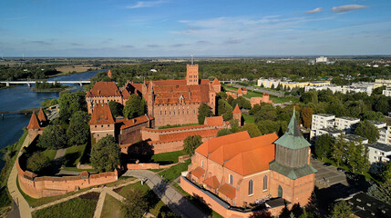 Zamek Malbork - Polska - największy ceglany zamek w Europie. Piękna budowla zdjęcia z drona © Konrad