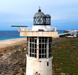 Morro Jable - Fuerteventura - Hiszpania - latarnia morska i plaża w turystycznej miejscowości. Zdjęcie z drona. © Konrad
