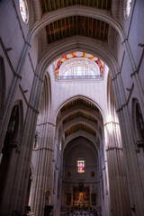Fototapeta premium The Catedral de la Almudena in Madrid stands as a striking blend of history and modern elegance, shaped by centuries of construction and tradition.