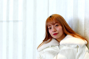 Fototapeta premium 清潔感のある白いジャケットを着た日本人女性の正面アップポートレート