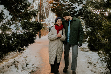 Obraz premium Winter stroll through a snowy park with joy and laughter