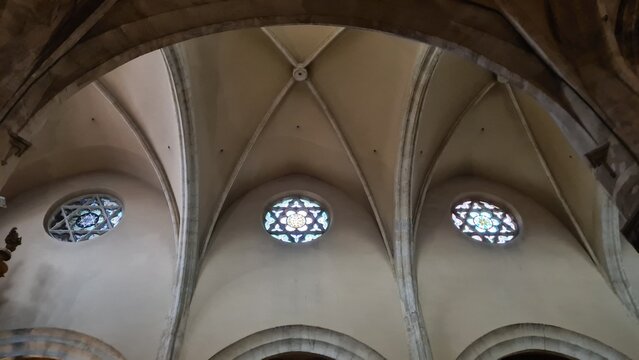 L'int&eacute;rieur de l'&Eacute;glise Saint-Martin de Limoux et ses magnifiques rosaces en forme d'&Eacute;toile de David (Occitanie)