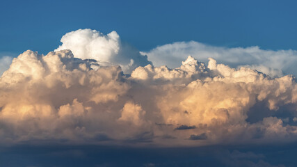 Ciel d'orage au coucher du soleil en Namibie