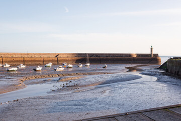 plage et port de binic, dans les c&ocirc;tes d'armor - bretagne