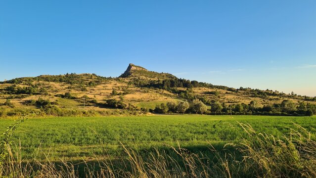 Le plateau de Saint-Geniez et son rocher du Dromon (Haute-Provence)