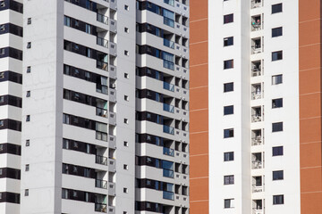 Torres residenciais verticais em &aacute;rea urbana densa com padr&atilde;o arquitet&ocirc;nico contempor&acirc;neo