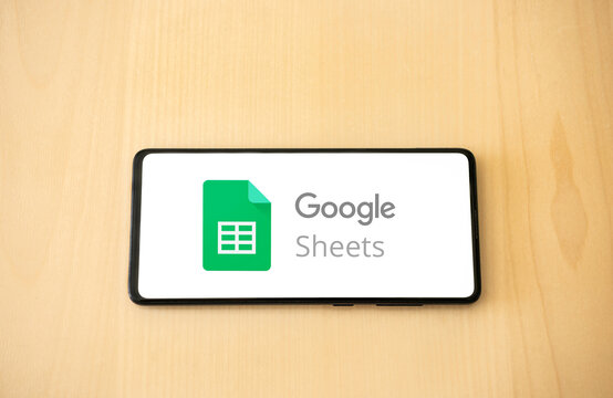 Google Sheets logo on smartphone with wooden background. Link&ouml;ping, &Ouml;sterg&ouml;tland, Sweden. 01-19-2026.