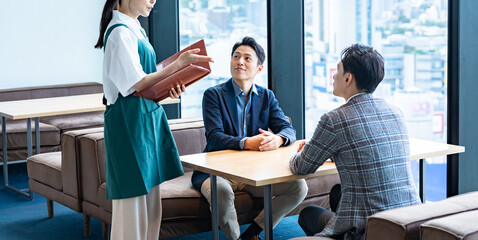 Obraz premium 飲食店で働く女性