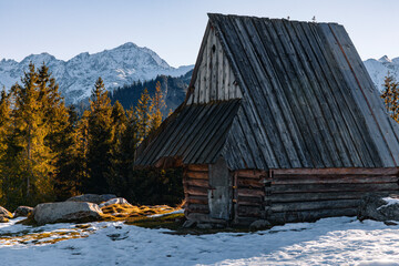 Stara drewniana góralska wiata z widokiem na Tatry © Daniel