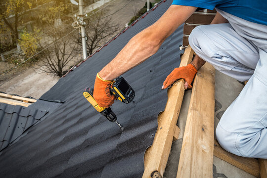 Roof master screws metal roof tile with electric screwdriver