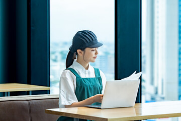 パソコン仕事をする女性スタッフ