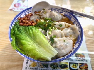 香り豊かな具沢山雲呑麺
