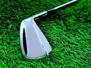 人工芝とゴルフクラブのクローズアップ イメージ
