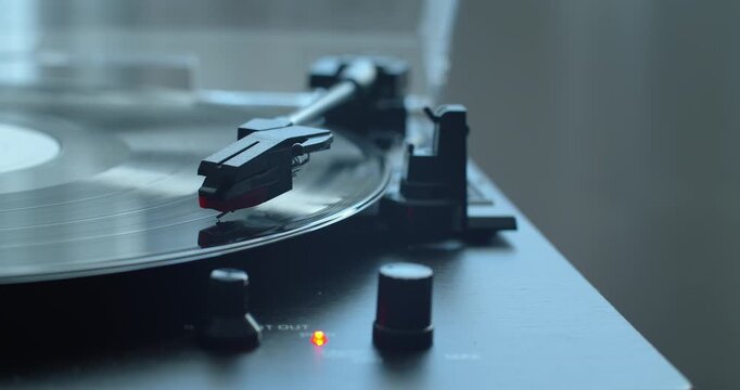 Plattenspieler spielt Musik ab