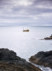 Obraz premium Fishing boat at sea