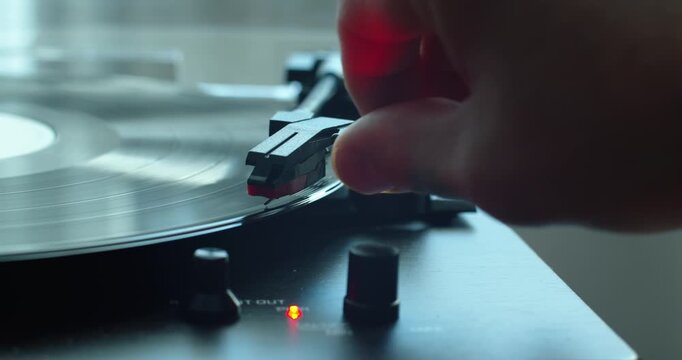 Plattenspieler spielt Musik ab. Schallplatte dreht sich