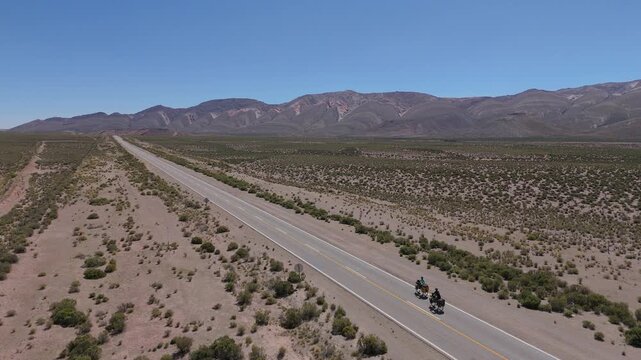 Pareja viajera ruta Quebrada Humahuaca Jujuy Argentina