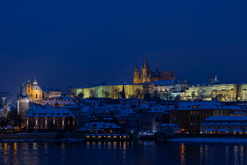 Fototapeta premium Prague Castle and skyline reflecting on Vltava river at night