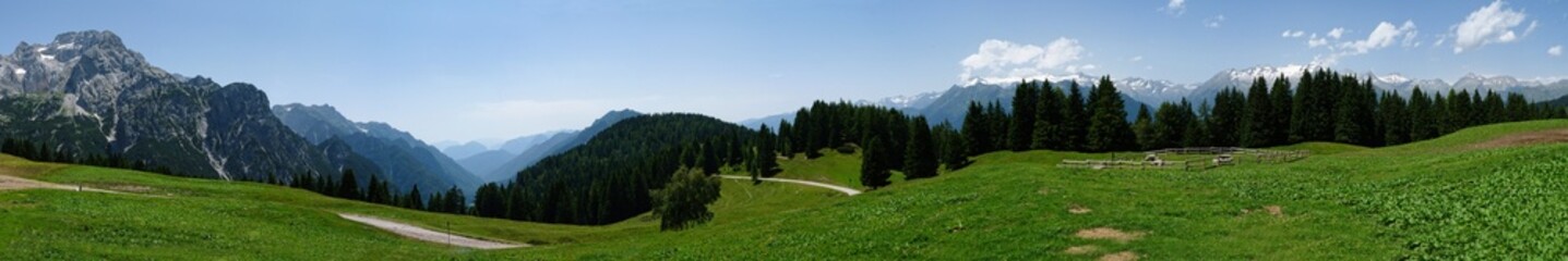 Panoramablick in einen Alpental im wundersch&ouml;nen Naturpark Adamello Brenta in den italienischen Alpen